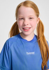 Niebieska koszulka sportowa z pionowymi paskami, okrągłym dekoltem i krótkimi rękawami. Na froncie nadrukowane logo „hummel PERFORMANCE”. Gładka faktura.
