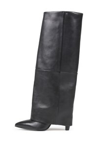 Stivaletto alla caviglia in pelle nera con gambale alto e strutturato; punta appuntita; finitura testurizzata; dettagli hardware minimi; design elegante.