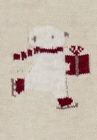 Design di orso polare bianco, che indossa una sciarpa rossa e porta un regalo rosso su un tessuto lavorato a maglia beige. Presenta una texture morbida e colori a contrasto.