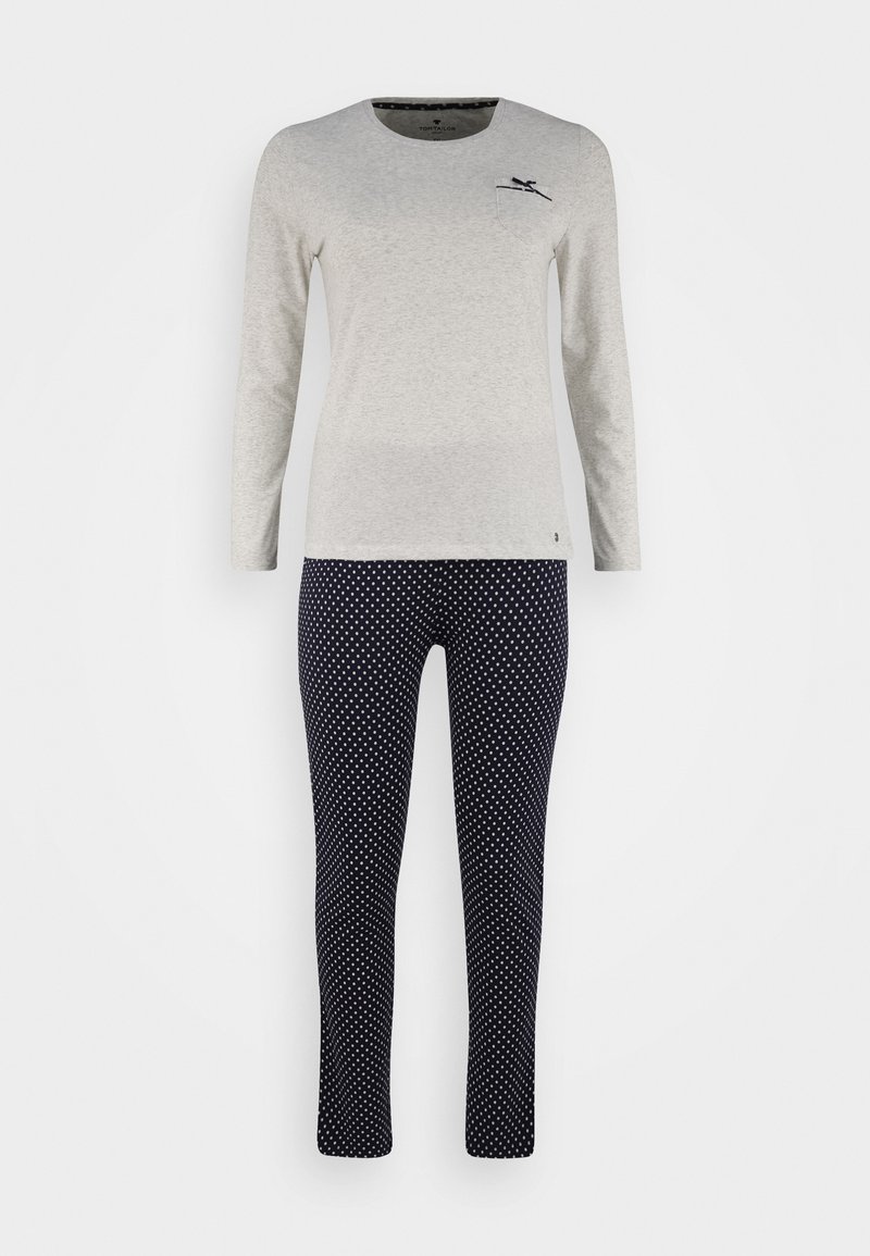 Graues Langarmshirt mit einer Brusttasche und schwarzem Grafikdruck, kombiniert mit navyblauen Punkten-Hosen. Weicher Stoff, figurbetonte Passform und elastischer Bund.