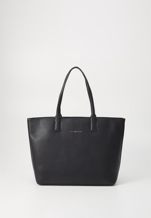 Schwarze Ledertasche mit zwei Griffen und kleinem goldfarbenem Logo-Text, zentriert nahe der oberen Vorderseite.