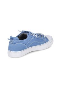 Modré plátěné tenisky s bílou gumovou podrážkou. Mezi hlavní rysy patří bílé tkaničky, kulatá špička a pruhovaný detail podél podrážky.