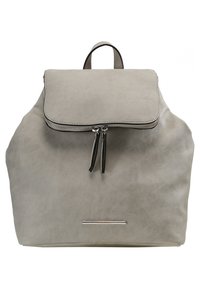 Sac à dos en cuir gris clair avec fermeture à rabat, doubles tirettes de fermeture éclair noires et une petite plaque métallique horizontale avec logo près du bas.