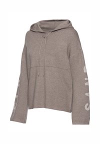 Brauner, verkürzter Hoodie aus weichem Stoff mit einer Kordelzugkapuze. Mit weißen Schriftzügen entlang des linken Ärmels und einem flachen Nahtdesign.