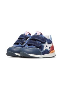 Scarpe sportive blu con tomaia in suede e pelle testurizzata, dotate di cinturini in Velcro, un accento a forma di stella e un dettaglio del tallone rosso e arancione.