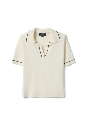 Polo blanco de manga corta con ribete negro en el cuello, los bordes de las mangas y la apertura en forma de V, extendido sobre un fondo blanco.