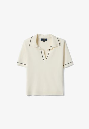 Polo blanco de manga corta con ribete negro en el cuello, los bordes de las mangas y la apertura en forma de V, extendido sobre un fondo blanco.