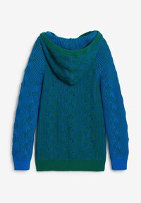 Hanorac tricotat cu un model texturat, având albastru pe partea stângă și verde pe partea dreaptă, cu o glugă spațioasă și manșete ribbed.