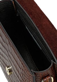 Borsa a tracolla in pelle marrone con effetto coccodrillo, dotata di chiusura magnetica, con una patta in camoscio e una tasca interna con zip.