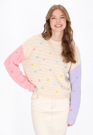 Sweter dzianinowy w kolorze kremowym z rękawami w pastelowym różu i fiolecie, ozdobiony kolorowymi haftowanymi wzorami gwiazd oraz luźnym krojem.