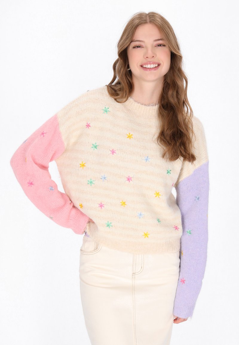 Maglione a maglia crema con maniche rosa pastello e viola, caratterizzato da colorati motivi ricamati a forma di stella e una vestibilità rilassata.