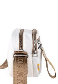 Bolsa de tela blanca con dos cremalleras plateadas, acentos beiges y una correa estampada. Forma rectangular compacta con un diseño minimalista.