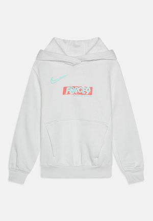 Balta kapučinė striukė, pagaminta iš minkštos medžiagos, su kengūros kišene. Priekyje yra turkio spalvos "Nike" logotipas ir raudonas su rožiniu "FORCE9" grafikas.