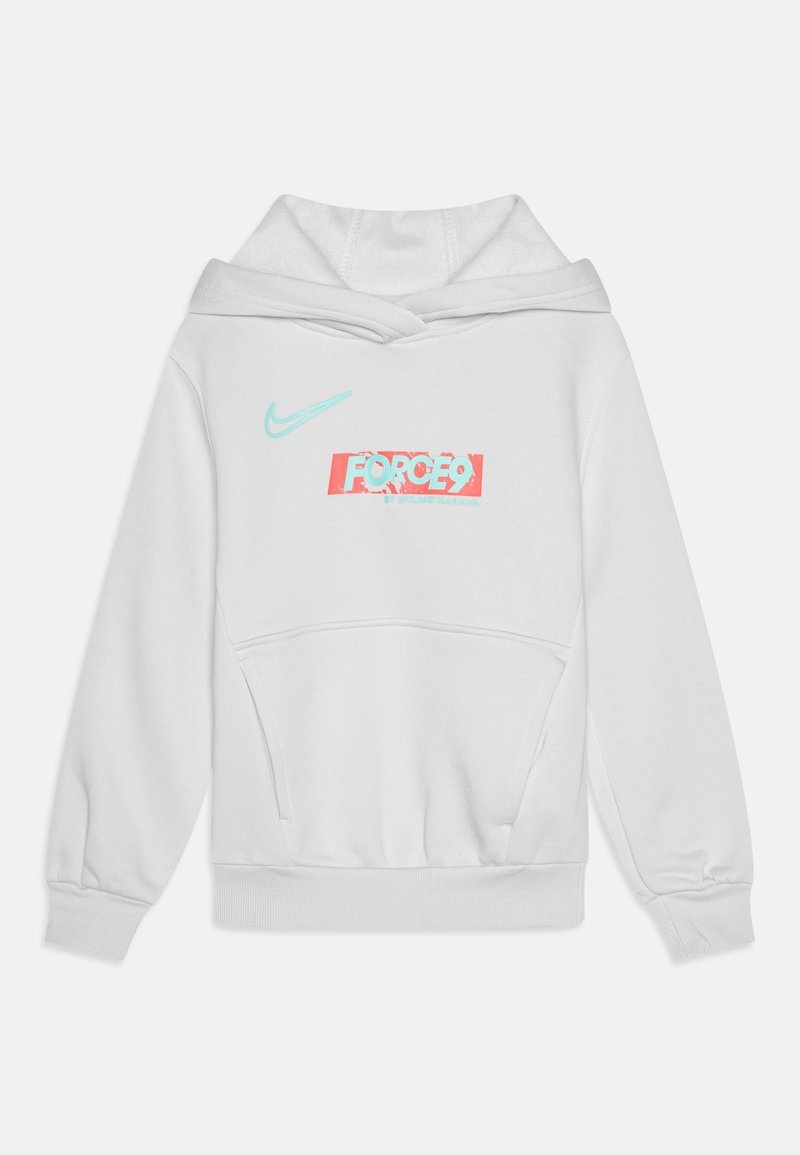 Hanorac alb din material moale, cu buzunar tip cangur. Prezintă un logo Nike de culoare turcoaz și un grafic roșu și roz "FORCE9" pe partea din față.