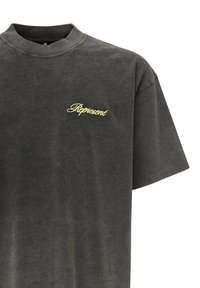 Donkergrijze katoenen t-shirt met korte mouwen en een ronde halslijn. Het heeft een gele geborduurde "Represent" logo op de linkerbovenborst.