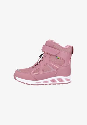 Botte de sport rose avec une tige synthétique texturée, des panneaux en mesh, une sangle velcro réglable et une semelle intermédiaire blanche contrastante avec un amorti à air visible.