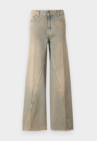 Hellblaue weite Jeans aus Denim. Sie haben eine hohe Taille, Vorderseitentaschen und ein markantes Nahtmuster entlang der Beine.