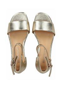 Metallic gold Sandalen mit textured Obermaterial, breitem Riemen vorne, offener Zehenpartie, verstellbarem Knöchelriemen und glattem beigem Innenraum.