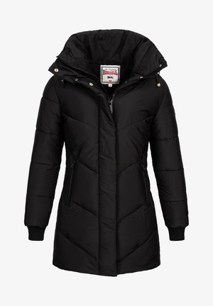 Fekete pufi kabát kapucnival, zippes záródással, ferde varrással és két oldalsó zsebbel. Rugalmas mandzsettákkal rendelkezik, belsejében logó címkével.