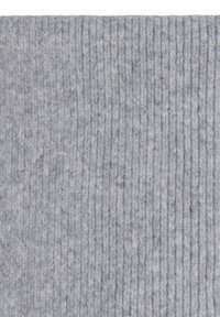 Tejido de punto gris con textura acanalada vertical, hecho de un hilo suave con un aspecto ligeramente jaspeado.