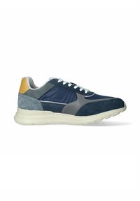 Zapatilla deportiva en navy y gris, que combina materiales de ante y malla, con un diseño aerodinámico, cordones blancos y un acento en el talón en beige.