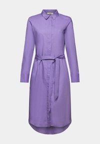 Lila skjortklänning med långt ärm, krage, framficka och knytbälte i midjan. Slät tyg med en något strukturerad form.