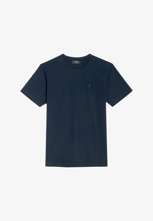 Granatowa koszulka z krótkim rękawem, wykonana z miękkiej bawełny, z okrągłym dekoltem i małym logo na lewej stronie klatki piersiowej. Gładka faktura, casualowy design.