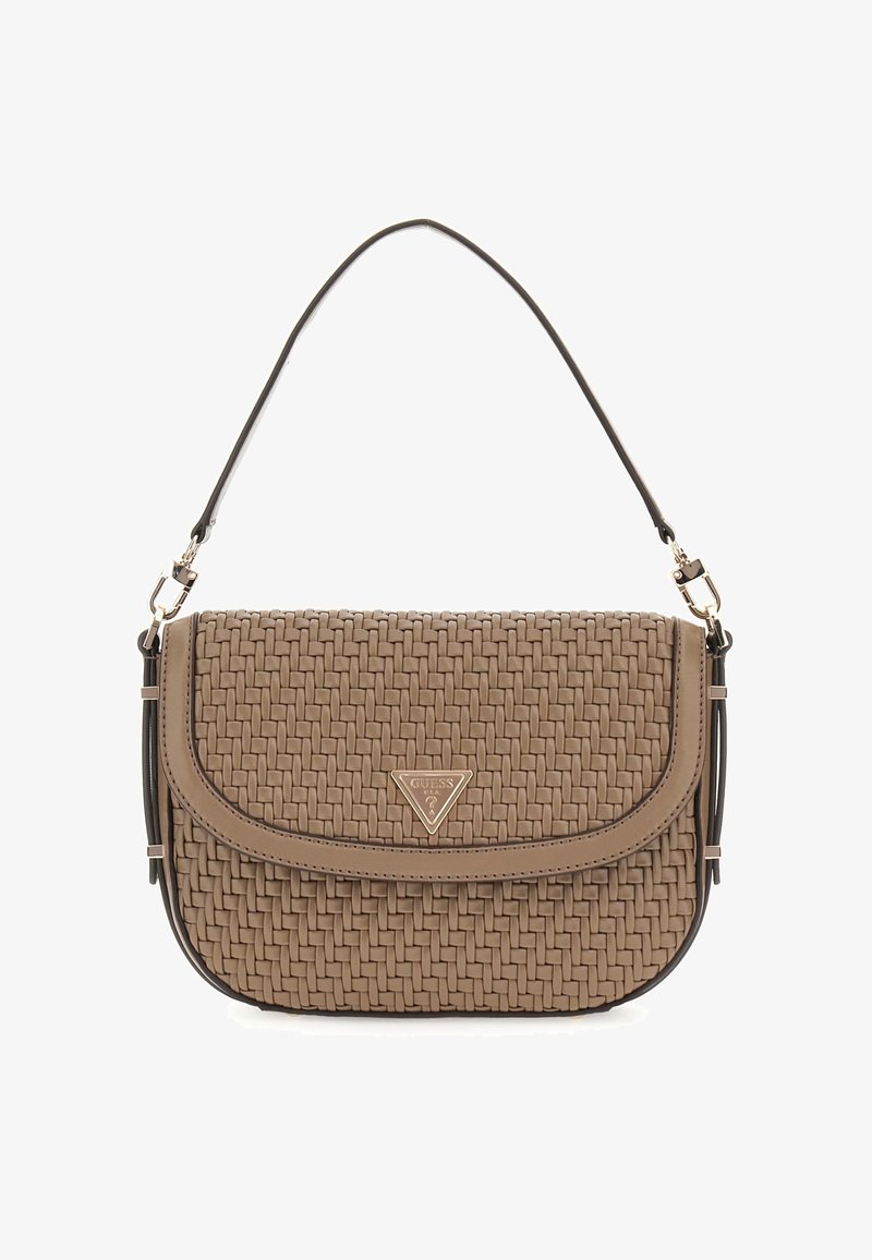 Sac bandoulière en cuir tressé marron clair avec fermeture à rabat et plaque triangulaire du logo Guess, avec bandoulière noire amovible et ferrures argentées.