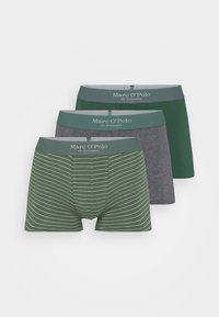 Trois paires de boxeurs : un gris foncé, un vert foncé uni, et un vert avec des rayures blanches. Tous ont une ceinture verte avec une marque.