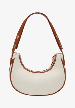 Canvas-Schultertasche mit cremefarbenem Körper, braunen Lederelementen und einer geschwungenen Form. Verfügt über einen Reißverschluss und zwei Druckknöpfe am Trageriemen.