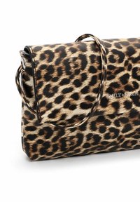Leopardprint clutchtas gemaakt van gestructureerd synthetisch materiaal, met een omslagflap en een dunne, gebogen schouderband voor het dragen.