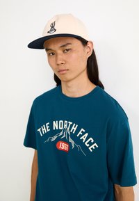 The North Face M VARSITY GRAPHIC RELAXED SS TEE - Triko s potiskem - midnight petrol