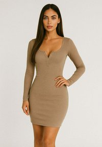 Beżowa sukienka z długim rękawem i prążkowanym wzorem, o dopasowanym kroju, okrągłym dekolcie oraz zapięciem na trzy guziki z przodu. Gładka faktura.