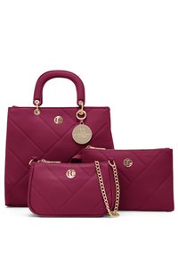 Set di borse trapuntate color bordeaux con accessori in metallo color oro. Include una grande tote, una pochette piccola con catena e un portafoglio piatto con zip.