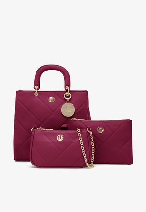 Bordowy pikowany zestaw torebek z elementami w kolorze złotym. W skład zestawu wchodzi duża torba typu tote, mała saszetka z łańcuszkiem oraz płaski portfel zapinany na zamek.