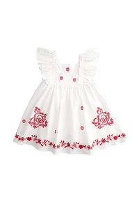 Vestido blanco sin mangas con tirantes con volantes, adornado con bordados florales rojos a lo largo del dobladillo y cuadrados rojos bordados dispersos.