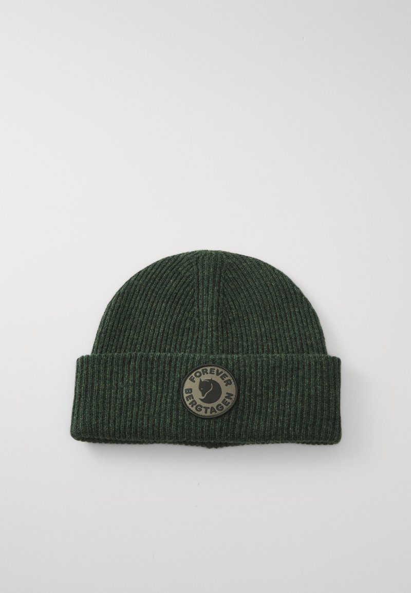 Dunkelgrüne ribbelige Strickmütze mit umgeschlagenem Rand und runder Applikation, die einen Pferdekopf sowie den Text "Forever Bergtagen" zeigt.