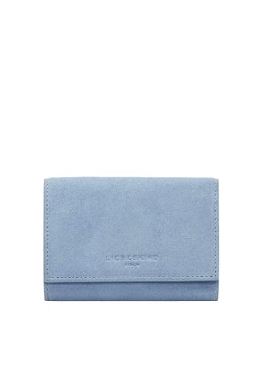 Petit portefeuille en daim bleu clair avec fermeture à rabat et nom de la marque embossé sur le devant.