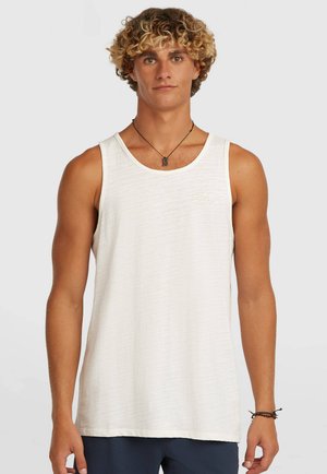 Hvid ærmeløs tanktop med en subtil horisontal tekstur, rundet halsudskæring og let branding på brystet. Afslappet og simpelt design.