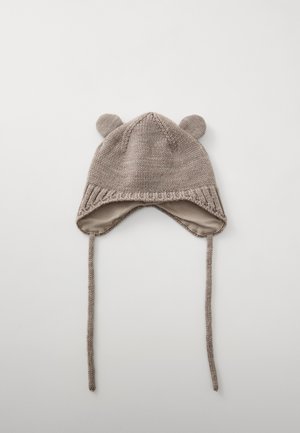 Cappello di maglia color marrone chiaro con orecchie da orso, legato al mento, e una fodera morbida. Presenta bordi a coste e una texture liscia.