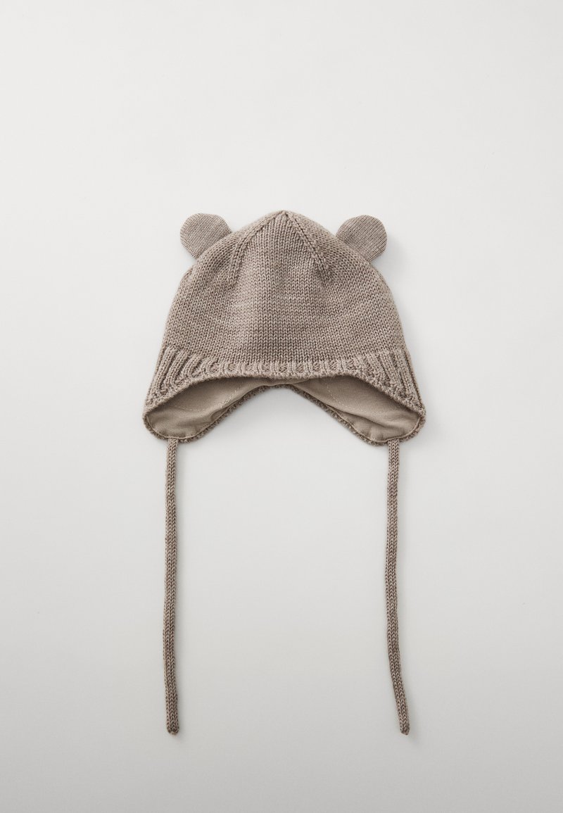 Cappello di maglia color marrone chiaro con orecchie da orso, legato al mento, e una fodera morbida. Presenta bordi a coste e una texture liscia.