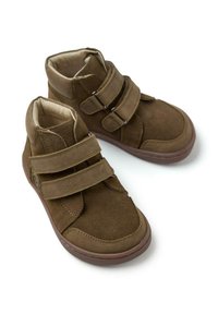 Zapatos de ante marrón de caña alta con dos correas ajustables de Velcro, cuello acolchado y suelas de goma. Presenta costuras y detalles de costura mínimos.