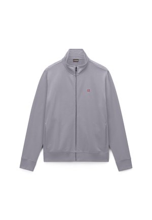 Hellgraue Jacke mit durchgehendem Reißverschluss, Stehkragen, langen Ärmeln, zwei Seitentaschen und kleinem roten und weißen Flaggenlogo auf der Brust.