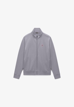 Hellgraue Jacke mit durchgehendem Reißverschluss, Stehkragen, langen Ärmeln, zwei Seitentaschen und kleinem roten und weißen Flaggenlogo auf der Brust.