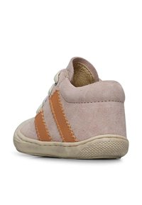 Sneaker in suede rosa con strisce in pelle arancione, punta arrotondata, suola in gomma testurizzata e dettagli cuciti lungo i lati.
