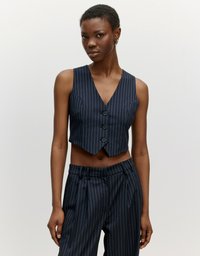 Marineblau gestreifter, kurz geschnittener Weste, ärmellos, mit tiefem V-Ausschnitt, drei Knöpfen vorne und passenden, hoch sitzenden, gestreiften Hosen.