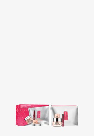 Coffret de soins hydratants Clinique avec un emballage rose et argent, comprenant un pot de crème, une crème hydratante et un produit pour les lèvres, avec une finition brillante.
