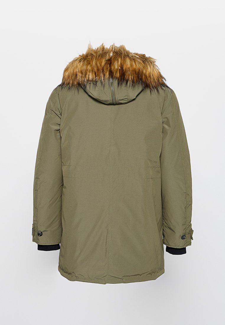 Olive zielony parka z kapturem wyłożonym futrem, z zapięciem na zamek, bocznymi kieszeniami i ściągaczami na mankietach dla ciepła i komfortu.