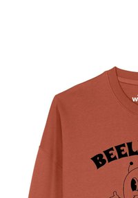 Sweatshirt in roestkleur met een ronde hals en lange mouwen. Heeft een zwart grafisch ontwerp met het woord "BEEL" en een karakterillustratie.