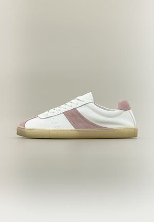 Sneaker bianca low-top con dettagli in suede rosa sul lato, tallone e punta, con lacci bianchi e suola beige su sfondo neutro.